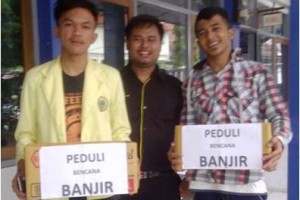 Mahasiswa Hima PE FKIP Uniku saat menggalang dana untuk Korban Banjir